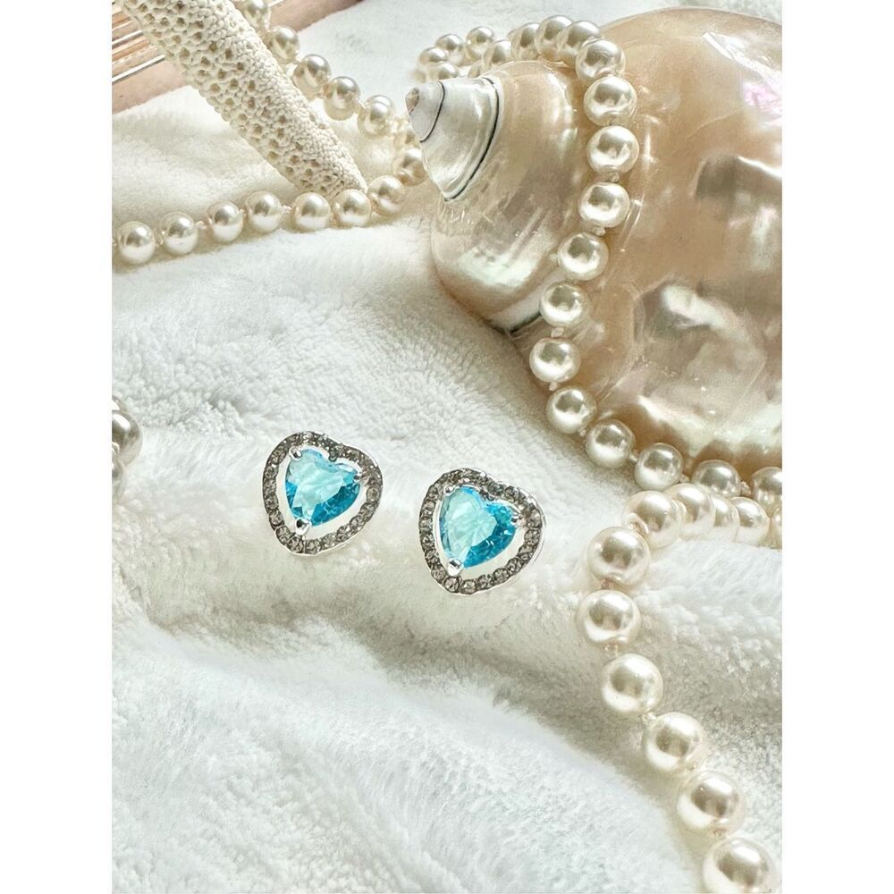 Light blue cubic zirconia heart stud earrings - Picture 4 of 4